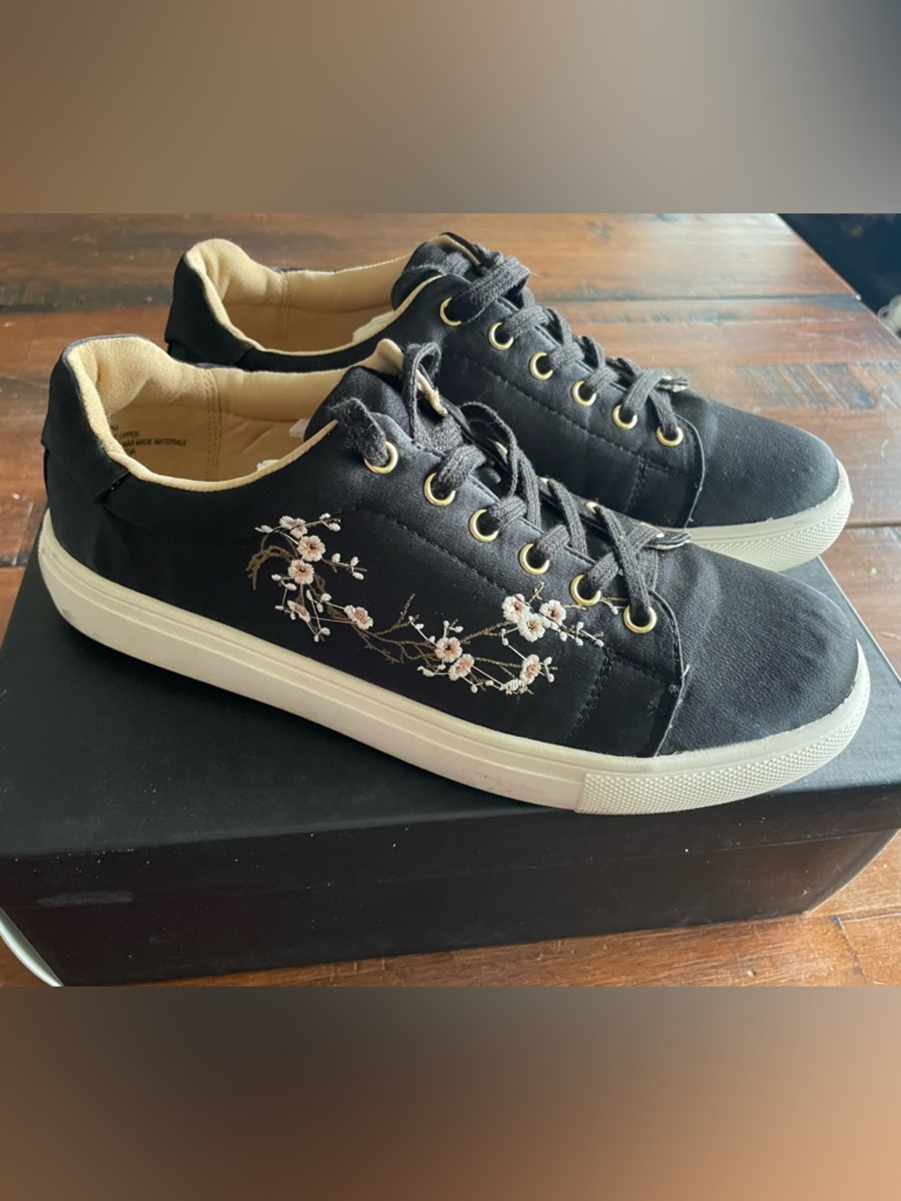 Winona sneaker by Nanette Lepore Size 8